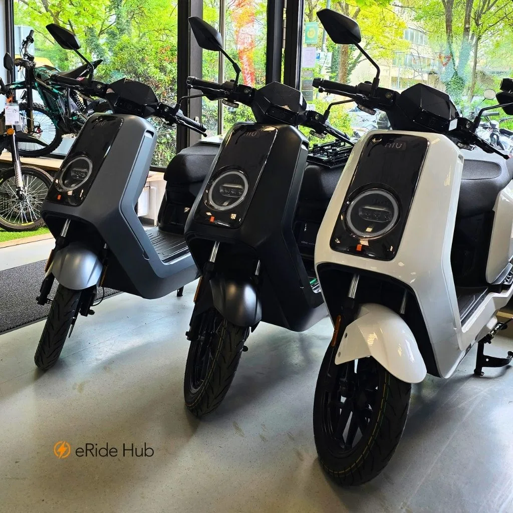 NIU-Roller im hellen Münchner Showroom von eRide Hub