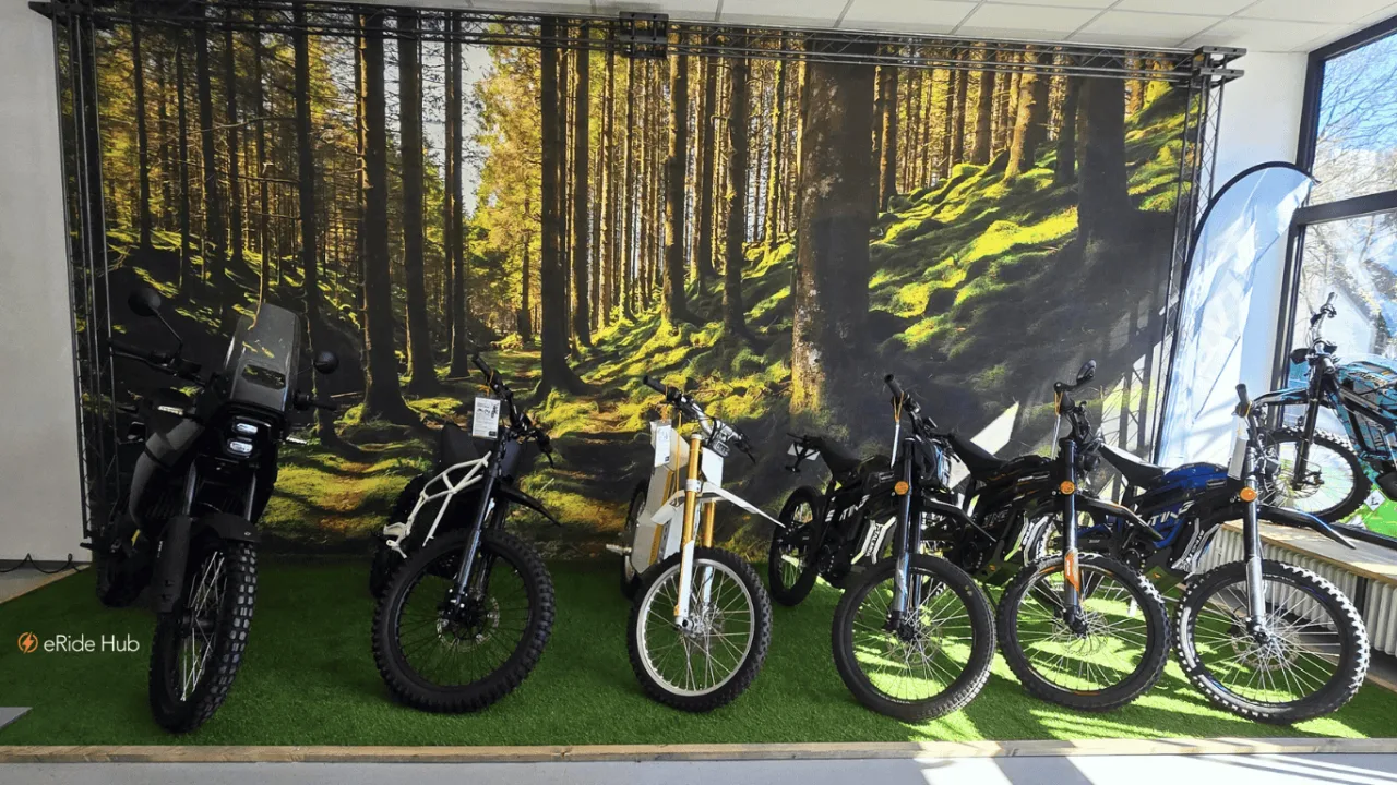 Offroad-Fahrzeuge in der Ausstellung vor dem Waldmotiv im Store