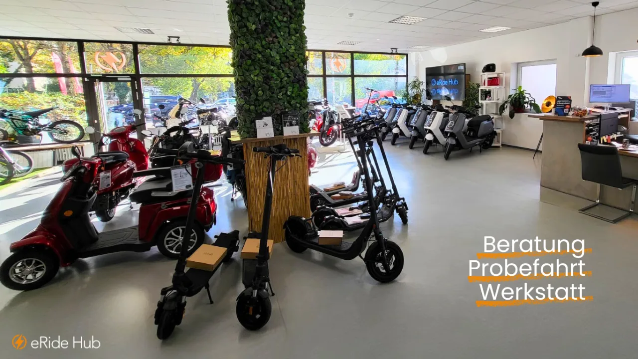 eScooter, Roller und Beratungstheke im eRide Hub Showroom