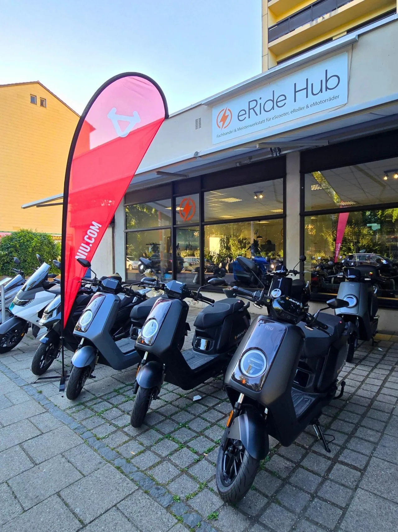Der eRide Hub Store an der Knorrstraße mit Roller-Ausstellung vor der Fassade