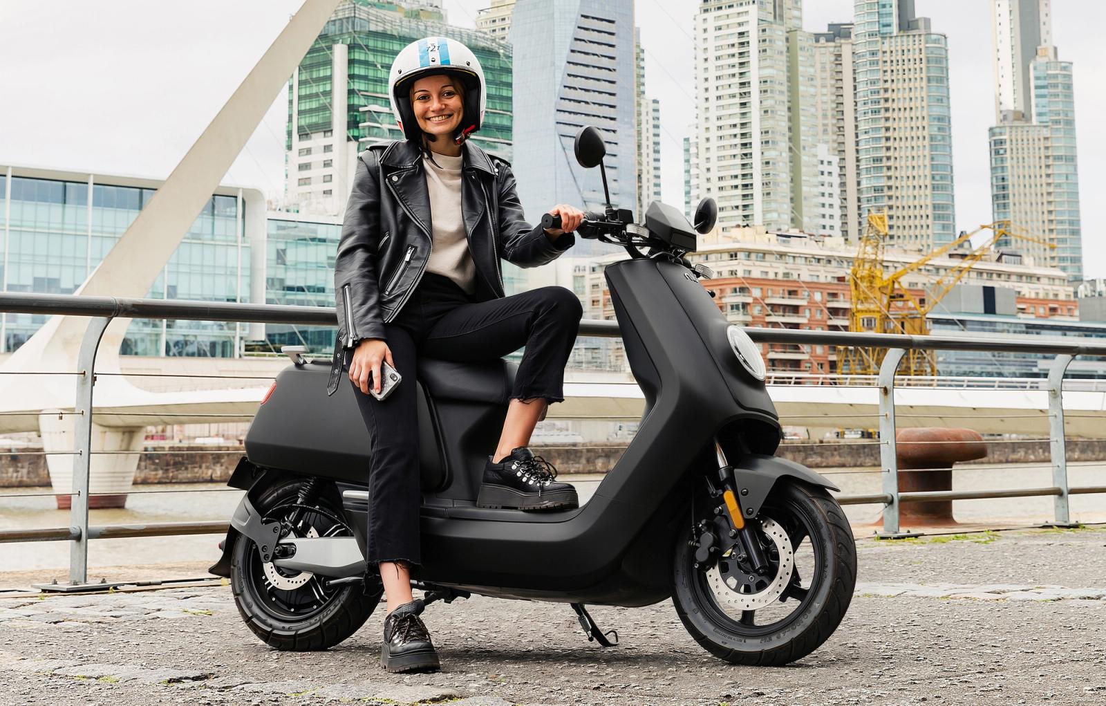 NIU NQi Sport MY26 in Mattschwarz im urbanen Alltag