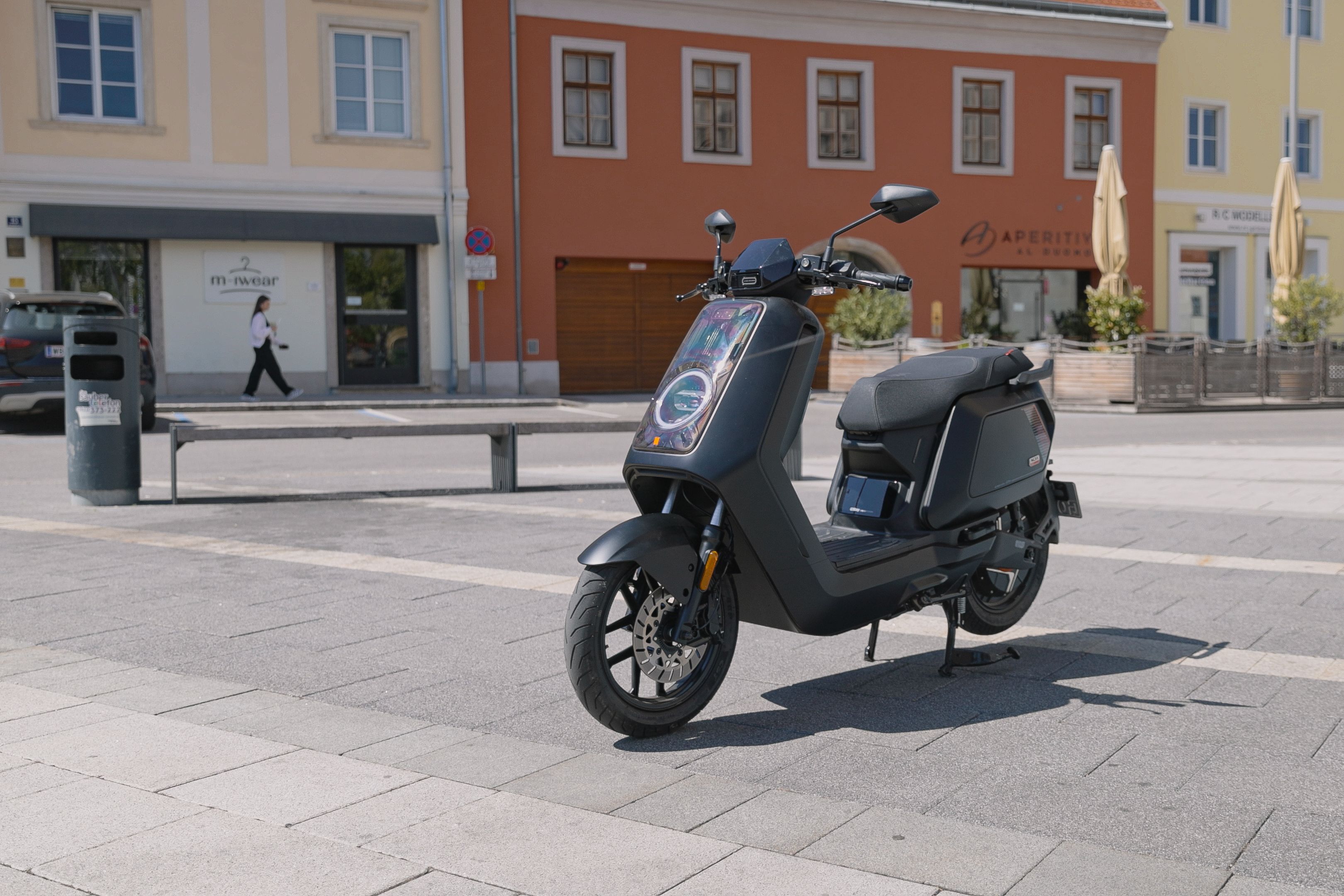 NIU NQiX 150 bei einer Stadtfahrt
