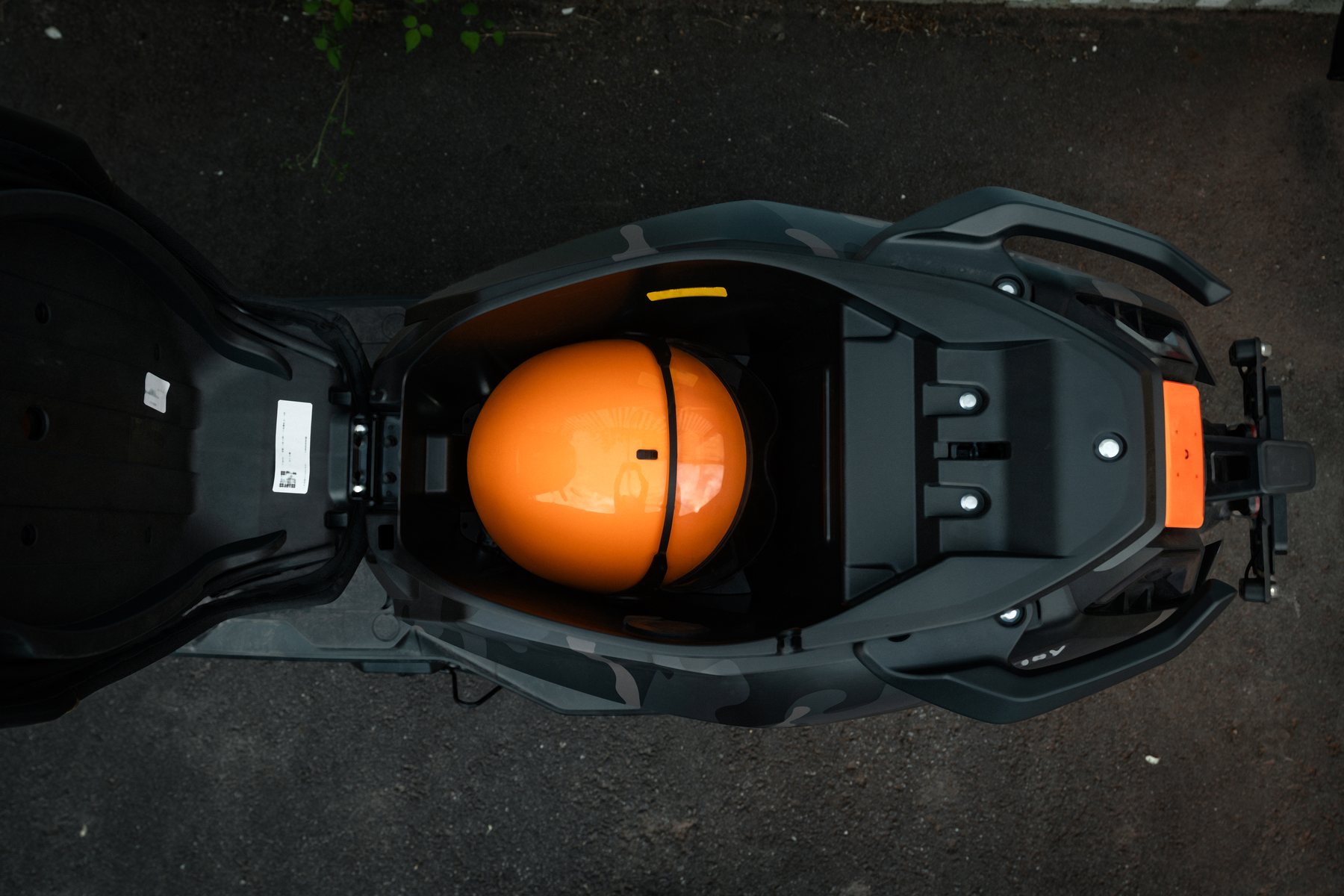 Helm über dem geöffneten 31-Liter-Stauraum eines NIU FQiX 300