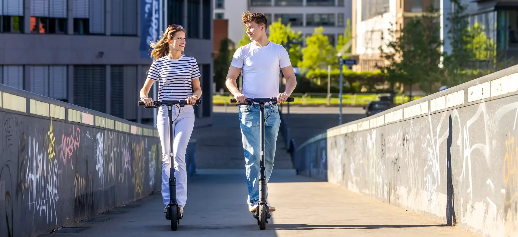 ePowerFun ePF-SKATE bei einer Fahrt über eine Brücke