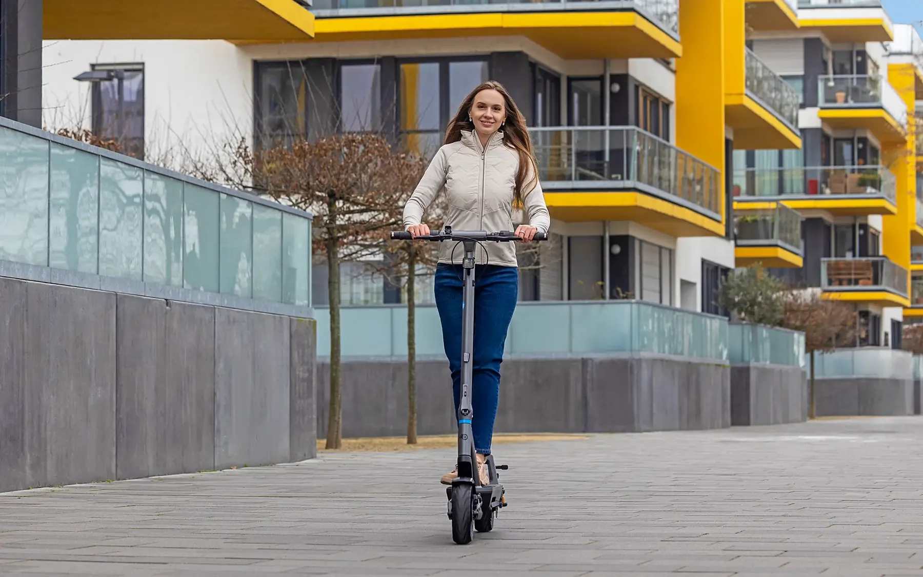 Fahrerin mit dem ePowerFun ePF-PULSE+ 960