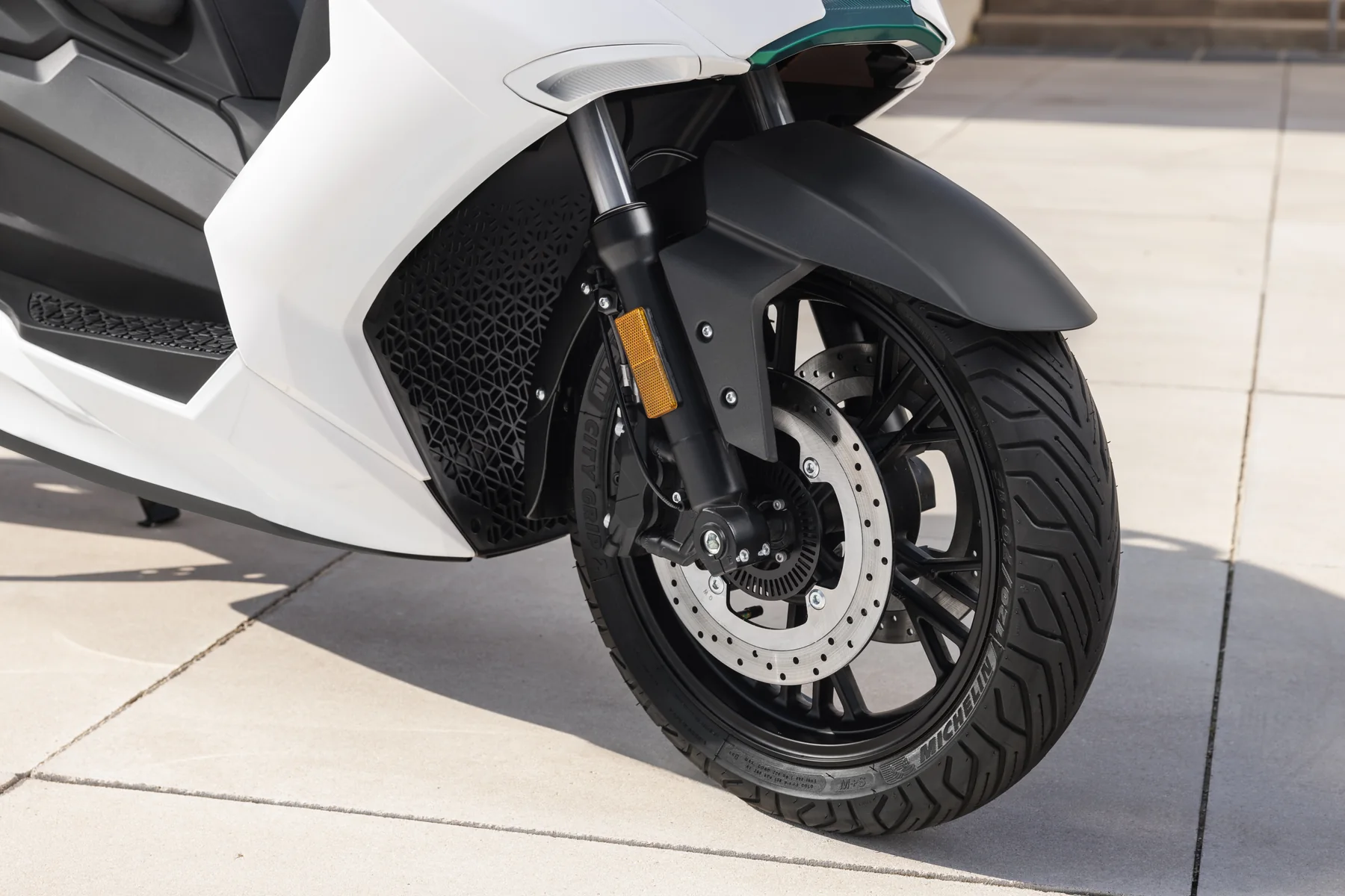 Vorderrad des NERVA EXE II mit Scheibenbremse, ABS und Michelin-Reifen