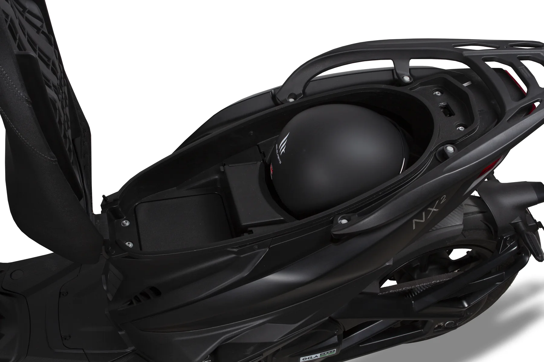 Geöffneter Stauraum des NEXT NX2 mit Jethelm